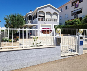 Cosy villa near the beach
